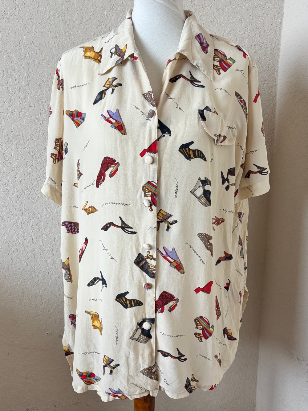 Tess Vintage Unique Shoe Print 100% Silk Cream Button down blouse Plus Size 1x